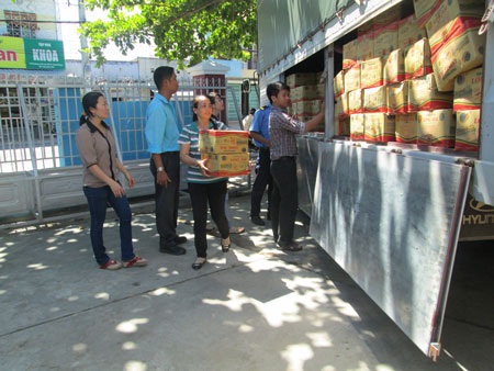 Cán bộ nhân viên Thạch rau câu Long Hải tất bật chuẩn bị quà để tặng đến các em thiếu nhi