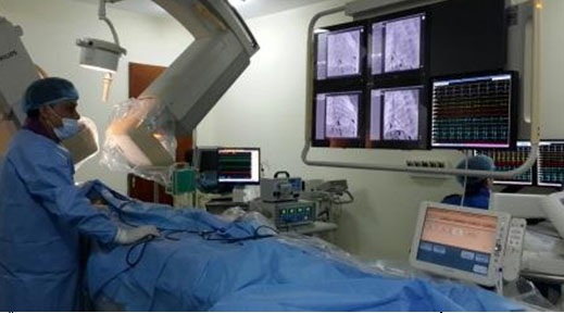 Cứu sống bệnh nhi nhẹ cân bị tim nhanh bằng kỹ thuật mới - 1 Thăm dò điện sinh lý, tìm và đốt triệt đường dẫn truyền bất thường gây tim nhanh