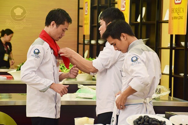 Các đầu bếp đội 80 - Nhà hàng ẩm thực Dũng Tân có mặt từ rất sớm, chuẩn bị mọi thứ kỹ càng, đồng phục chỉn chu