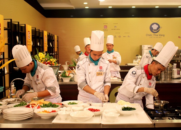 Chiếc Thìa Vàng - nơi đầu bếp đi thi để lớn - 2 Đến với Chiếc Thìa Vàng vào phút chót, đội 102 trình làng những món ăn mang đậm hương vị quê nhà: cá rô Đầm Sét, chả ốc Tây Hồ, bún Mạch Tràng, gà Đông Tảo…