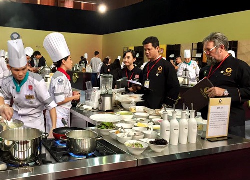 Chiếc Thìa Vàng: Hành trình hoa cỏ trở thành rau - 1 Vòng thi có sự góp mặt của 2 giám khảo: ông Sakal Phoeung là đầu bếp chuyên nghiệp của Pháp, chủ tịch hiệp hội Escoffier Việt Nam với hơn 22 năm kinh nghiệm làm việc tại các nhà hàng, khách sạn cao cấp và ông Norbert Ehrbar (bìa phải) được xem là người khai phá món Âu cho bếp Việt, ông đang giữ cương vị Phó Chủ tịch Hiệp hội Đầu bếp chuyên nghiệp Sài Gòn.