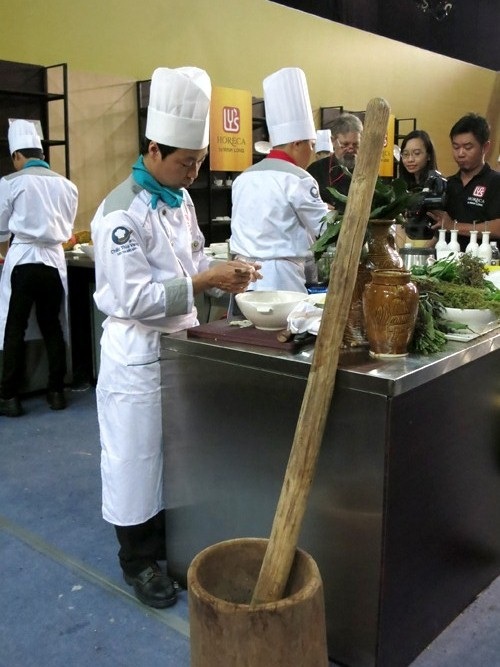 Chiếc Thìa Vàng: Hành trình hoa cỏ trở thành rau - 6 Đội 45 chịu khó “khuân” cả chiếc cối nặng trịch từ Kon Tum xuống Sài Gòn, dùng vào việc giã tiêu rừng và hạt bo bo
