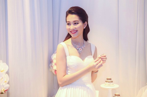 Hoa hậu Đặng Thu Thảo đội mưa đi xem đồ gia đình - 12