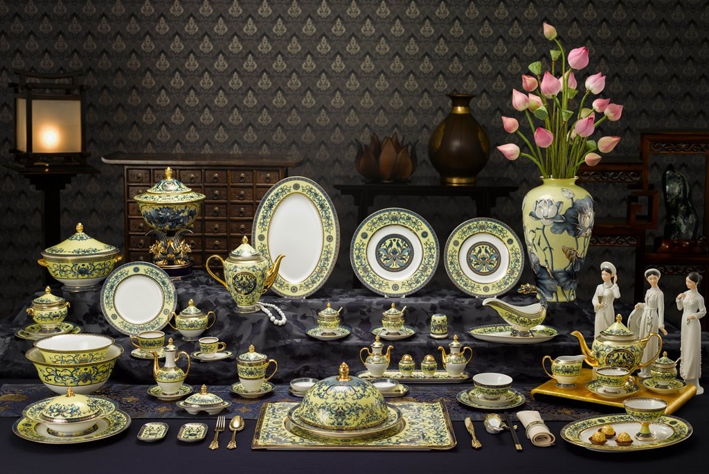 Được thiết kế theo phong cách, đẳng cấp hoàng gia và trang trí tinh xảo, bộ chén dĩa tiệc Hoàng Liên do Công ty TNHH Minh Long I chế tác được chọn làm bộ dụng cụ chính thức phục vụ tiệc chiêu đãi cấp nhà nước trong khuôn khổ Tuần lễ Hội nghị cấp cao APEC 2017.