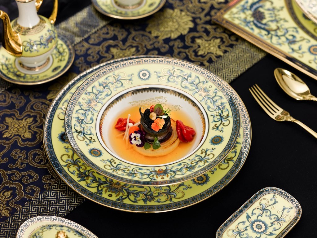 Sen - quốc hoa của Việt Nam và dương xỉ - loài cây có mặt sớm nhất và trường tồn, bất biến theo thời gian là hai họa tiết được chọn để trang trí. Đằng sau họa tiết, màu sắc trên bộ gốm sứ là cả nền văn hóa lịch sử nghìn năm của dân tộc.