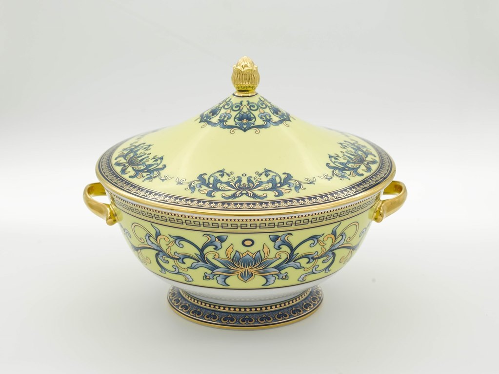 Mô phỏng kiểu dáng lu mái vú miền quê Nam bộ và những chiếc nón lá của người nông dân Việt Nam, mỗi sản phẩm thiết kế vừa truyền thống vừa hiện đại, phong cách hoàng gia nhưng vẫn đậm đà hình ảnh văn hóa Việt. Các nghệ nhân đã dùng loại men cao cấp để phủ lên mỗi sản phẩm, tạo lớp vỏ bên ngoài láng bóng, trong suốt như ngọc, sờ lên không một gợn nhỏ.