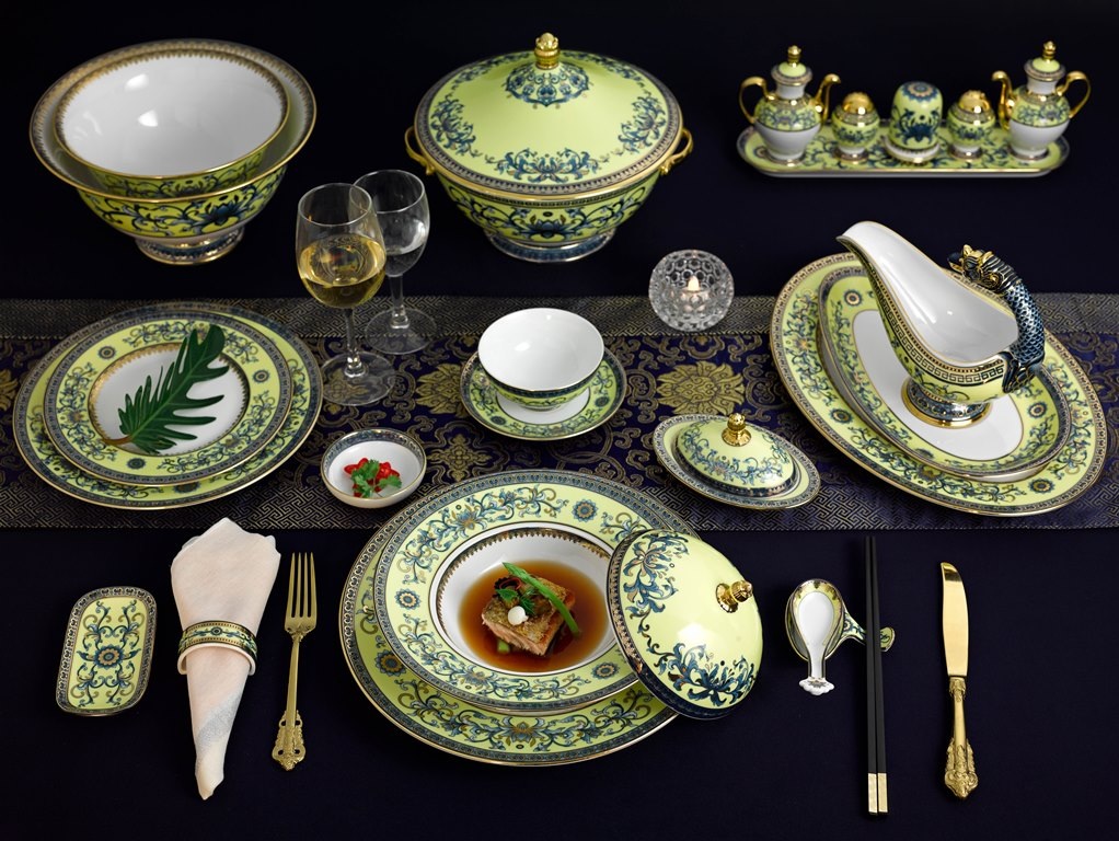 Bắt đầu được thai nghén và lần lượt ra đời từ đầu năm 2015, nhưng thực ra ý định thực hiện bộ sản phẩm đặc biệt này đã được nung nấu từ sau tiệc chiêu đãi cấp nhà nước ở sự kiện APEC 2006 được tổ chức tại Hà Nội. Đó là suy nghĩ của chính nghệ nhân Lý Ngọc Minh, rằng Việt Nam hoàn toàn có thể làm được một bộ sản phẩm phục vụ chính khách đúng nghĩa, xứng tầm.