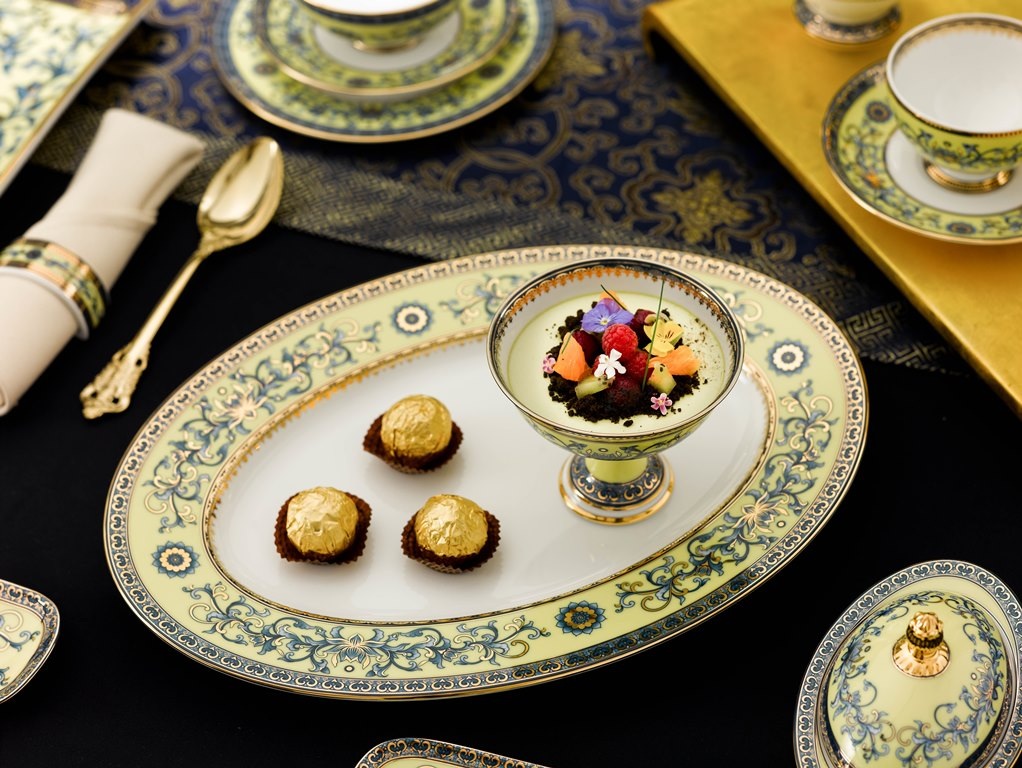 Bộ ly kem bằng sứ nhưng mỏng, nhẹ, có thiết kế mảnh mai, với dáng điệu lãng mạn. Đây là chế tác phá cách, được lấy cảm hứng từ vẻ ngoài kiêu sa của phái đẹp, thể hiện đẳng cấp tinh tế của người thưởng thức.