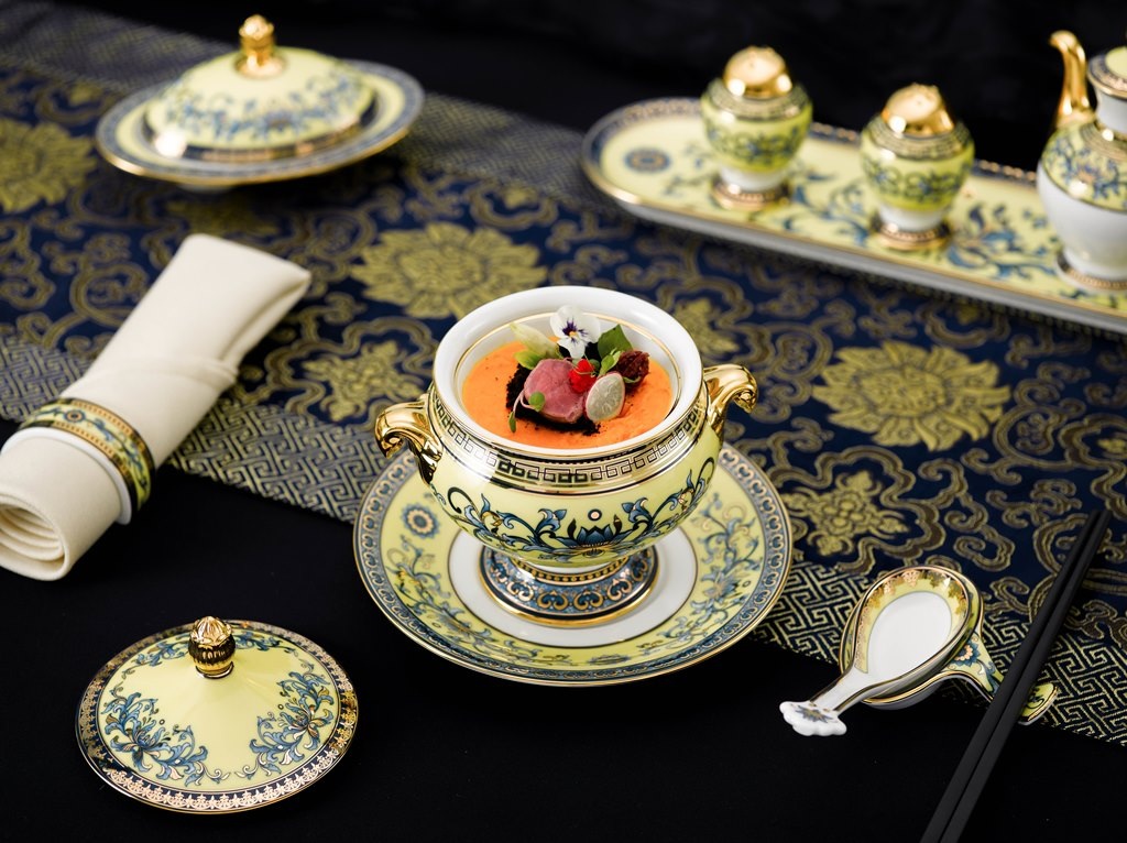 Riêng thố súp nhỏ này cũng lưu giữ một bí mật. Đó là phần lòng thố được thiết kế đặc biệt có 2 lòng, giúp giữ nguyên độ nóng của món ăn lên đến 30 phút.