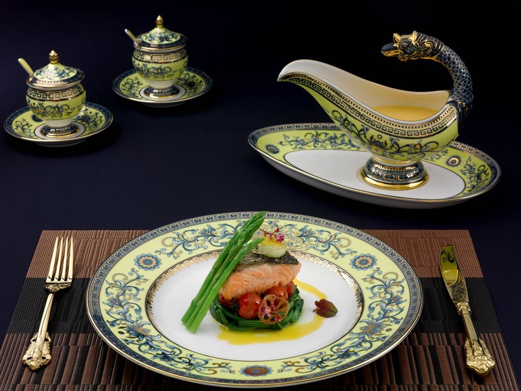 Hai màu chủ đạo: vàng chanh và xanh cobalt - màu xanh đặc trưng, đắt giá nhất trên sứ từ xưa đến nay - đã tạo nên sự phối kết hoàn mỹ cho bộ chén dĩa tiệc Hoàng Liên. Chỉ hai màu thôi nhưng là cuộc gạn lọc qua hàng trăm lần thử nghiệm mới cho ra được tông màu mới mà vẫn sang trọng quý phái.