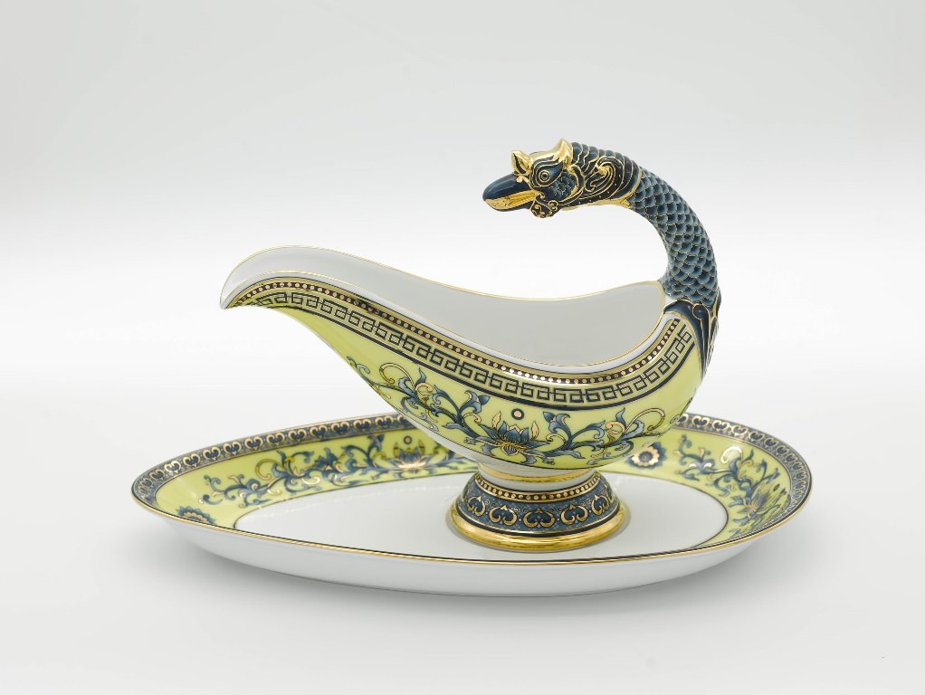 Và điểm nhấn của bộ sản phẩm phục vụ các lãnh đạo 21 nền kinh tế APEC là gàu rót sốt được cách điệu với chi tiết đầu rồng mỏ phượng ngậm ngọc từ bộ phận quai cầm của sản phẩm