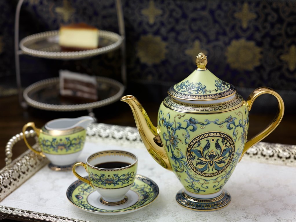 Bộ cà phê với dung tích 1,5 lít lần đầu xuất hiện trong một dáng vẻ hoàn toàn mới, với thiết kế và trang trí hài hòa, các đường nét thanh thoát, sắc sảo, mang đậm phong cách hoàng gia.