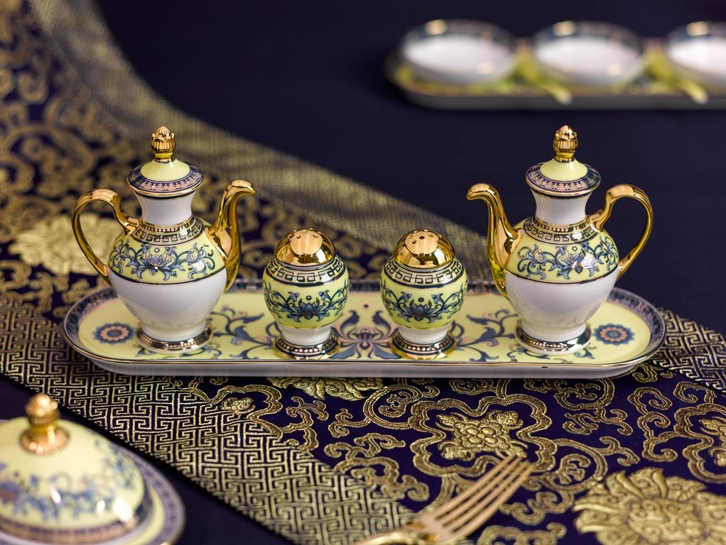 Các bộ gia vị, bộ sốt, nước chấm đi kèm được thiết kế theo hai lối, Âu và Á, để người chiêu đãi lựa chọn áp dụng theo thực đơn.