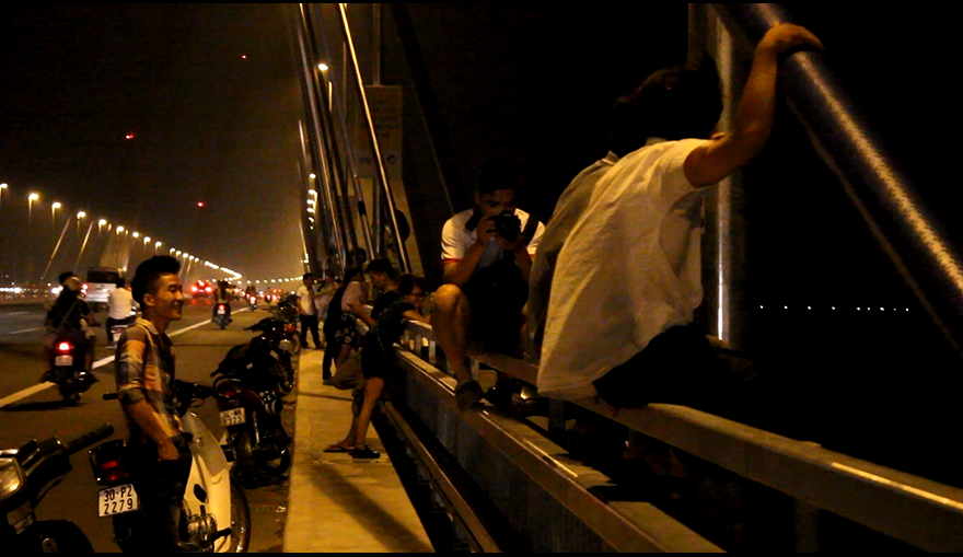 
Cầu Nhật Tân tập trung đông người nhất là vào dịp cuối tuần. Hàng dọc các xe máy xếp tràn xuống hai bên thành cầu
