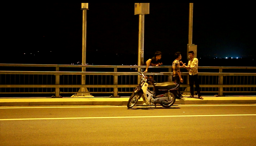 Với việc cho phép các phương tiện lưu thông với tốc độ 80km/giờ, thì việc dừng đỗ xe này ảnh hưởng nghiêm trọng đến việc lưu thông của các phương tiện khác trên cầu.