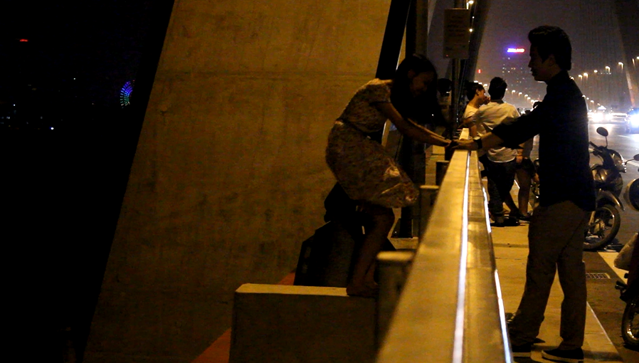 Với phong cảnh đẹp, thoáng mát lại có thể quan sát thành phố từ trên cao nên Cầu Nhật Tân trở thành địa điểm vui chơi lý tưởng của những bạn trẻ