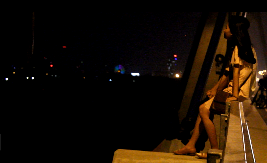 
Vẫn biết, ở Hà Nội không nhiều địa điểm vui chơi công cộng, có thể ngắm thành phố từ trên cao nhưng rõ ràng việc dừng đỗ phương tiện, hay leo trèo lên lan can thành cầu để hóng mát vừa vi phạm các quy định về an toàn giao thông lại có thể gây nguy hiểm tính mạng.
