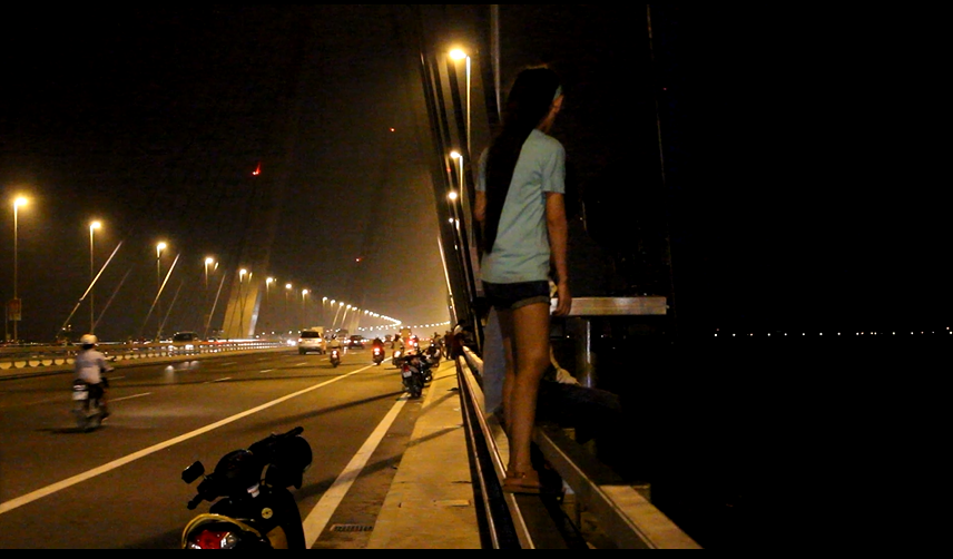 
Mặc dù đã có biển báo cấm dừng đỗ hoặc trèo lên lan can thành cầu nhưng nhiều người lại cố tình vi phạm
