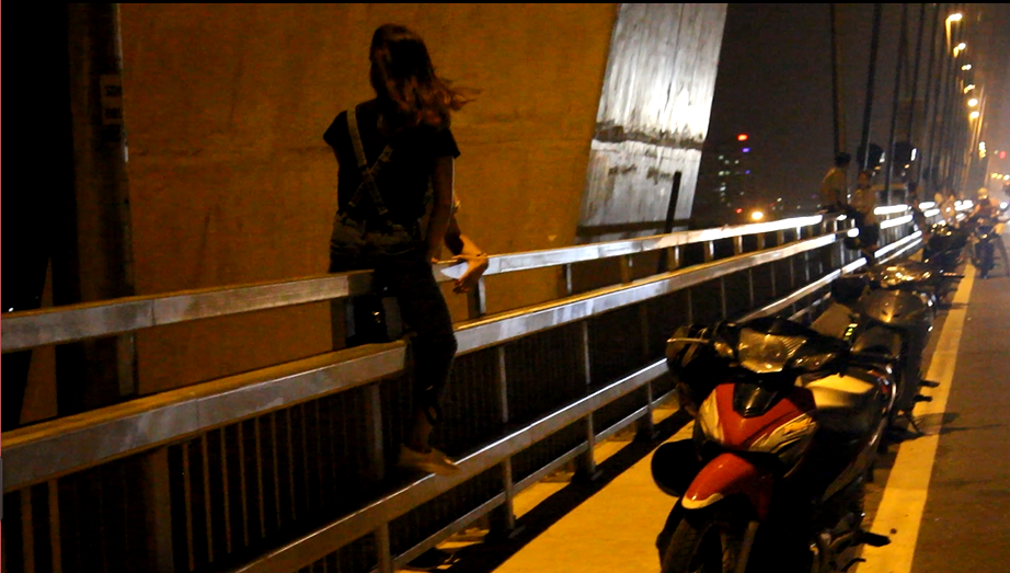 
Những hình ảnh này đã làm xấu đi ít nhiều hình ảnh đẹp của cây cầu.
