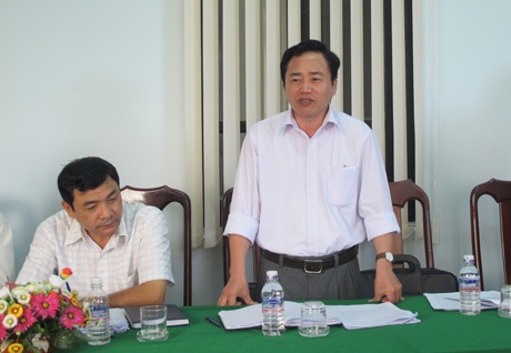 Những quan chức bị vạ miệng ... - 1 Phó Giám đốc Sở Văn hóa, thể thao và du lịch (Sở VHTTDL) tỉnh Đắk Nông (người đứng)