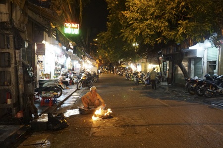 Dân ta giàu nhất thế giới - 1 Ánh lửa đốt vàng mã bập bùng trên các đường phố Hà Nội
