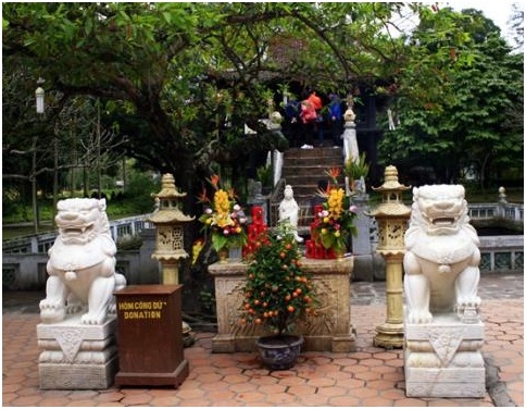 Chuyện hồi kết về sư tử đá Trung Quốc - 1 Hai sư tử
đá được đặt ngay trước cửa chùa Một Cột ở Hà Nội.
