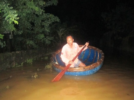 Ông Văn Đức Quỳnh đã dùng chiếc thuyền nan này lao ra dòng nước xiết cứu được 11 người