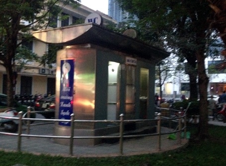 Chuyện tưởng nhỏ lại không nhỏ - 1 Một kiểu nhà vệ sinh bằng thép đã được xây dựng ở Hà Nội