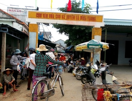 Chợ Kế Xuyên cũ buôn bán tràn cả ra đường