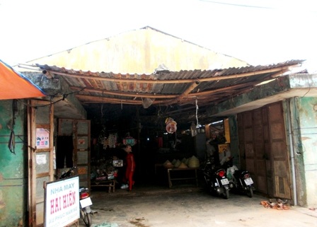 Chợ Kế Xuyên cũ xuống cấp, rất nguy hiểm khi mùa mưa bão đang đến gần