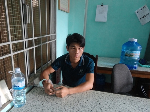 Kiếm bội tiền nhờ bán phụ nữ sang Trung Quốc làm vợ - 1 Đối tượng Xên Văn Dần lúc bị bắt tại cơ quan Công an