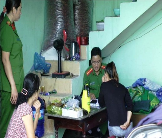 Phát hiện một cơ sở làm giả bia một hãng lớn tại Việt Nam - 1
Lực lượng chức năng làm việc với chủ cơ sở làm bia giả.