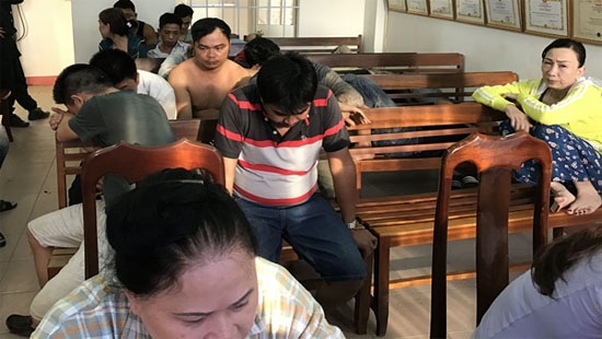 Bắt quả tang hàng chục con bạc đang "say máu" trong canh bạc "khủng" - 1 Các đối tượng đánh bạc bị đưa về cơ quan Công an