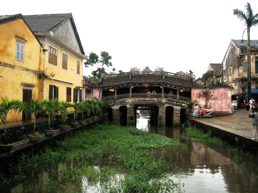 Hội An có dấu hiệu ô nhiễm môi trường từ hoạt động du lịch - 3 Hội An đã có dấu hiệu ô nhiễm. Vào mùa nắng nóng hay lúc nước ròng, nước sinh hoạt chảy dưới chân Chùa Cầu bốc mùi hôi thối