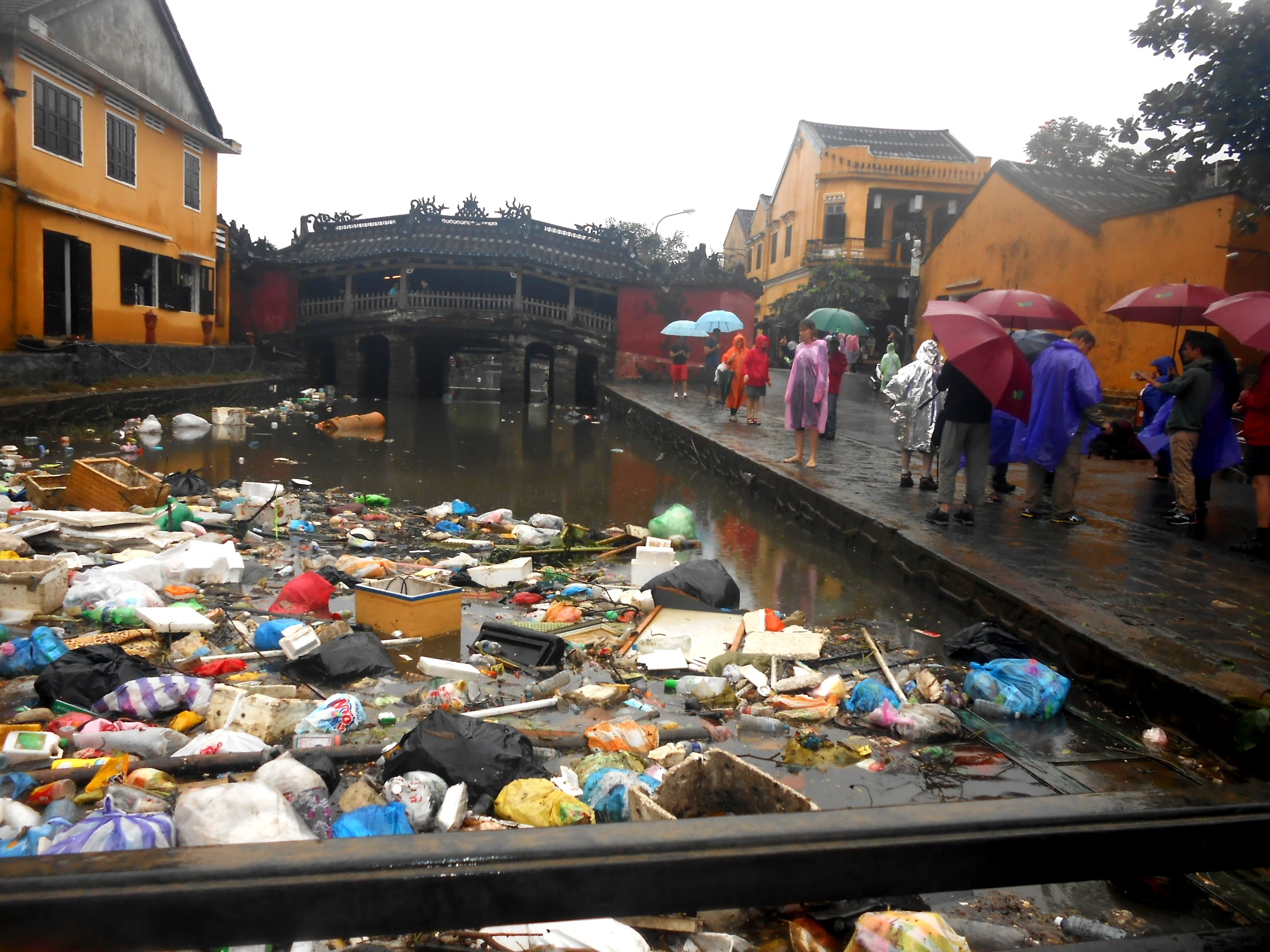 Du khách rất ngạc nhiên về lượng rác quá lớn tại chân chùa Cầu