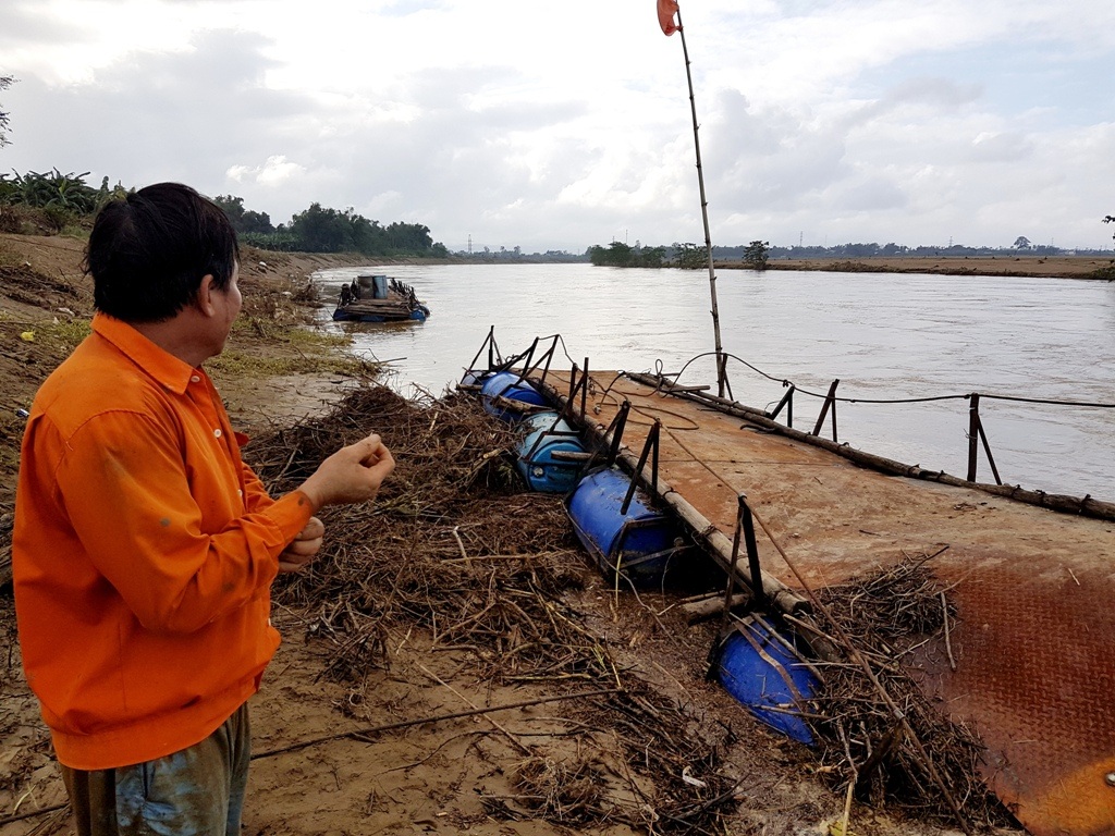 Cầu phao của “kỹ sư hai lúa” bị lũ cuốn, nông dân tắc đường ra đồng - 1 Ông Lê Tất Dũng xót xa nhìn cây cầu bị lũ cuốn trôi