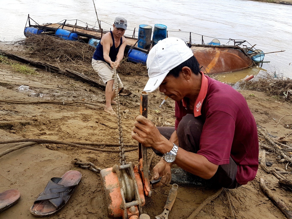 Cầu phao của “kỹ sư hai lúa” bị lũ cuốn, nông dân tắc đường ra đồng - 3 Những người phụ giúp ông sửa chữa lại cây cầu