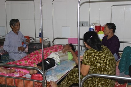 Xe chở 9 người gặp nạn trên đường từ Lào về Quảng Trị - 1