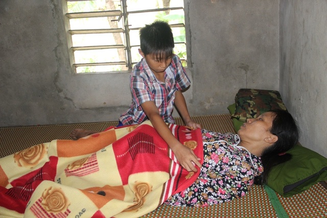 
Cả hai vợ chồng đều mắc bệnh nặng, cháu Quyết phải thay anh chị chăm sóc cha mẹ
