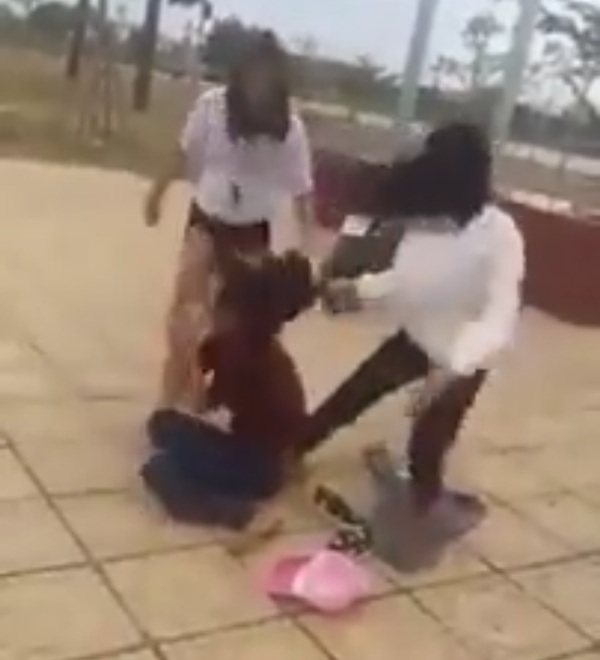 Trong clip này, hai học sinh liên tục đá vào bạn nữ.