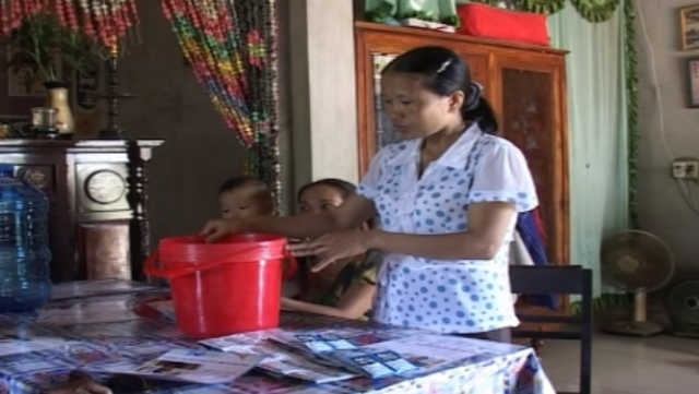 Quảng Trị: Đảm bảo nguồn nước sạch sinh hoạt cho người dân vùng bị ngập lụt - 3
Cán bộ Y tế xã xuống từng hộ dân để hướng dẫn người dân tự xử lý nguồn nước.