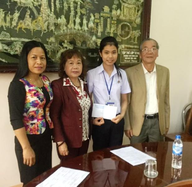Hội khuyến học Quảng Trị trao hơn 100 suất học bổng, quà đến học sinh vùng lũ - 3 Trao học bổng đỡ đầu dài hạn cho em Phạm Thủy Tiên.