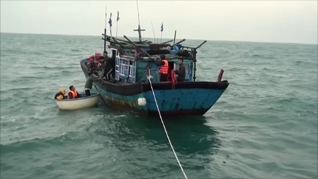 Nỗ lực ứng cứu 13 người trên tàu gặp nạn giữa đêm tối - 1 Lực lượng biên phòng tiếp cận tàu bị nạn cứu các thuyền viên