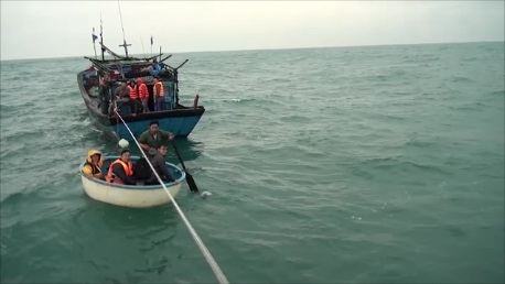 Nỗ lực ứng cứu 13 người trên tàu gặp nạn giữa đêm tối - 3 Đưa các thuyền viên liên tàu CN 09 để đưa về bờ