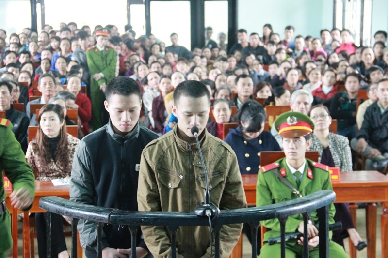 Hai bị cáo Mai Xuân Phúc (áo đen) và Mai Xuân Đức (áo vàng) khai trước Hội đồng xét xử