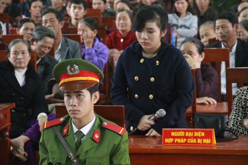 Người thân bị hại nhiều lần xúc động khi nghe các bị cáo thuật lại vụ án