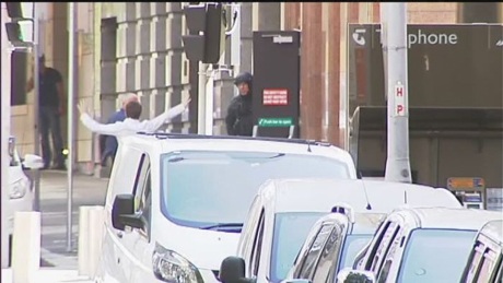 2 con tin (áo trắng và xanh) đã thoát ra ngoài từ quán cà phê.