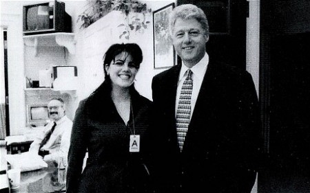 Tình nhân cũ của Bill Clinton lại lên báo phơi bày chuyện xưa - 2 Lewinsky trong một bức ảnh cũ chụp cùng ông Bill Clinton.