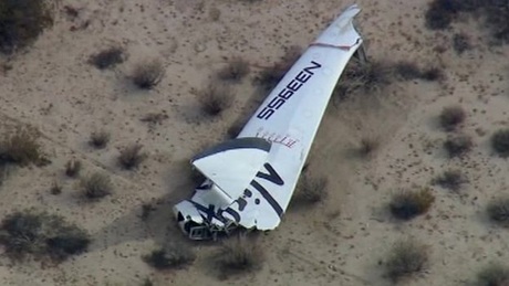 Tàu vũ trụ phát nổ trên sa mạc Mỹ, 1 phi công thiệt mạng - 2 Mảnh vỡ của SpaceShipTwo trên sa mạc California.