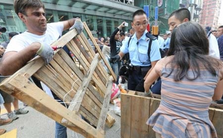 Người biểu tình Hồng Kông vây tư gia lãnh đạo Lương Chấn Anh - 1 Theo kênh